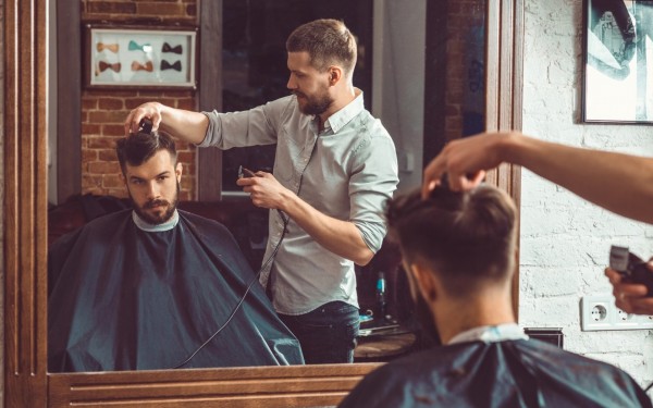 Dunkelhaariger Mann beim Friseur